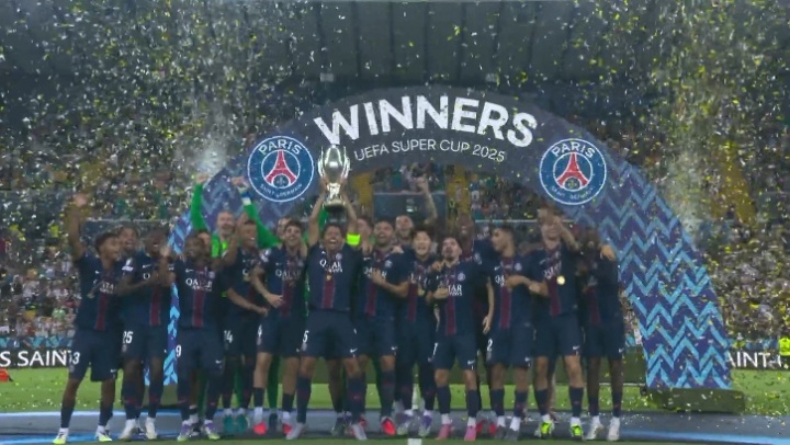 【捧杯时刻】巴黎队史首夺欧超杯！马尔基尼奥斯捧起冠军奖杯🏆