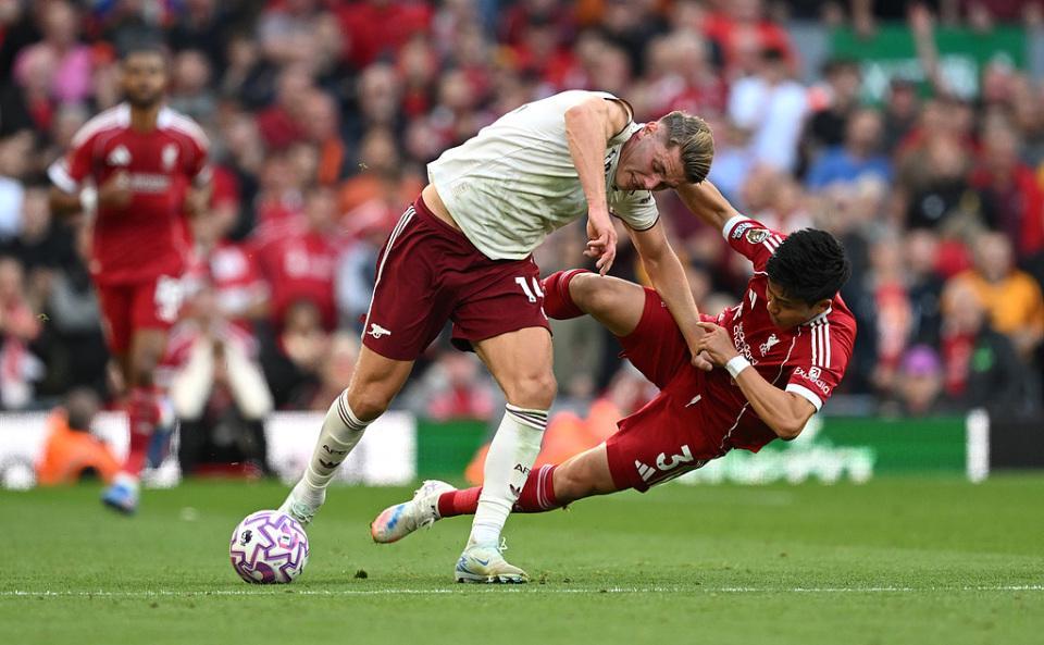 体育娱乐-硬仗不行？阿森纳7600万新援0射门+染黄！3次争顶均失败，评分倒2