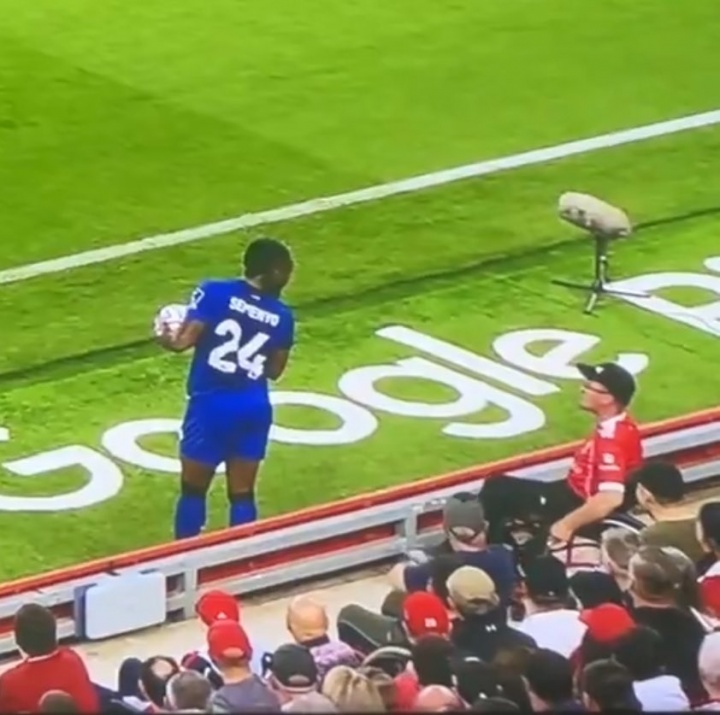 坐轮椅场边辱骂塞梅尼奥！默郡警方：该47岁男子现已被逮捕