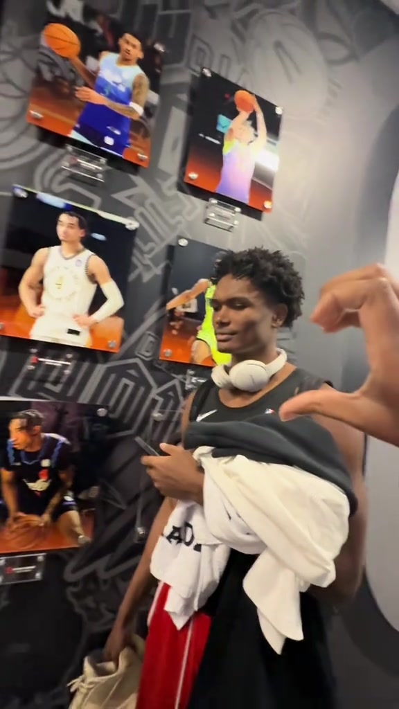 体育娱乐-阿门灵动摆脱未回应比心 巴洛默契上前掩护配合