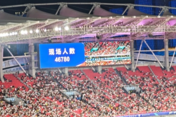 太火爆了！武汉“汉超”揭幕战，沌口体育中心有46780人现场观战