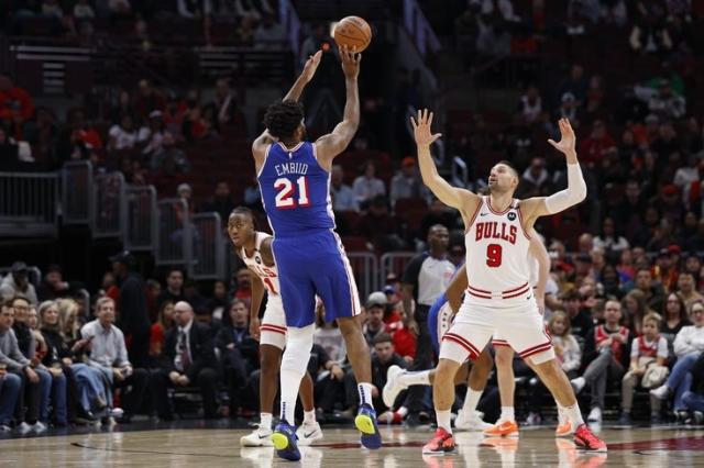 体育娱乐-76人三巨头再度聚齐，恩比德31+12燃起费城新希望